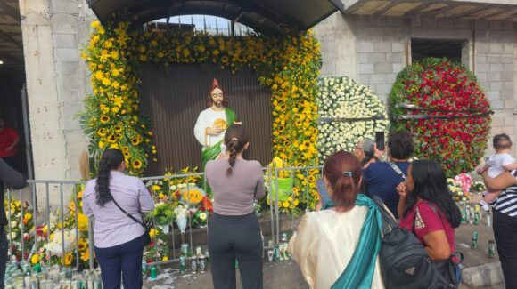 Mandas, promesas y milagros: Miles de devotos celebran el día de San Judas Tadeo en Culiacán
