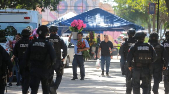 Prohibido el consumo de alcohol y el ingreso de vehículos en panteones de Sinaloa; Seguridad Publica despliega operativo