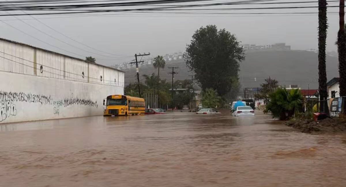 Persisten apagones e inundaciones en Ensenada y Tijuana tras el paso de Rachel; 25 colonias siguen sin luz