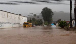 Persisten apagones e inundaciones en Ensenada y Tijuana tras el paso de Rachel; 25 colonias siguen sin luz
