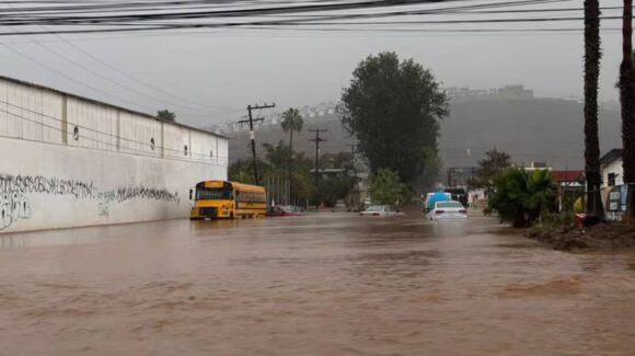 Persisten apagones e inundaciones en Ensenada y Tijuana tras el paso de Rachel; 25 colonias siguen sin luz