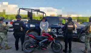 Recuperan Toyota robado en la carretera Mazatlán-Culiacán y detienen a motociclista en Villa Unión, Sinaloa