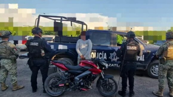 Recuperan Toyota robado en la carretera Mazatlán-Culiacán y detienen a motociclista en Villa Unión, Sinaloa