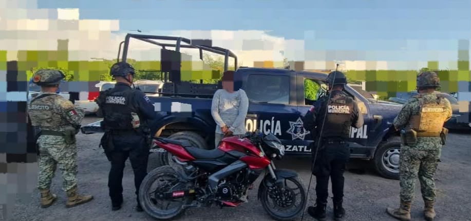 Recuperan Toyota robado en la carretera Mazatlán-Culiacán y detienen a motociclista en Villa Unión, Sinaloa
