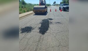 Reparan baches en la calle Potrero del Llano, en el Centro de Mazatlán