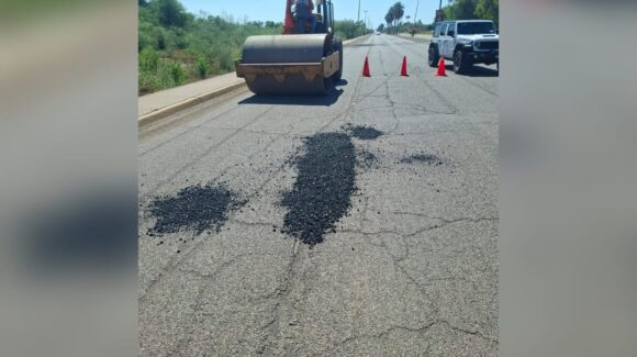 Reparan baches en la calle Potrero del Llano, en el Centro de Mazatlán