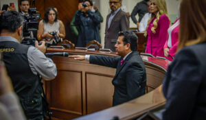 Rinde protesta Vicente Fernández Escobar ante Congreso del Estado, tras aprobación de licencia definitiva a Pedro Lobo