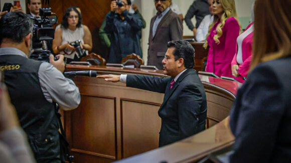 Rinde protesta Vicente Fernández Escobar ante Congreso del Estado, tras aprobación de licencia definitiva a Pedro Lobo