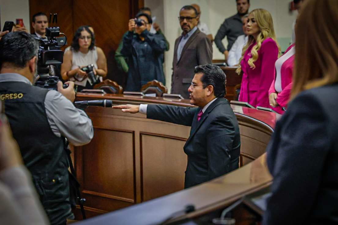 Rinde protesta Vicente Fernández Escobar ante Congreso del Estado, tras aprobación de licencia definitiva a Pedro Lobo
