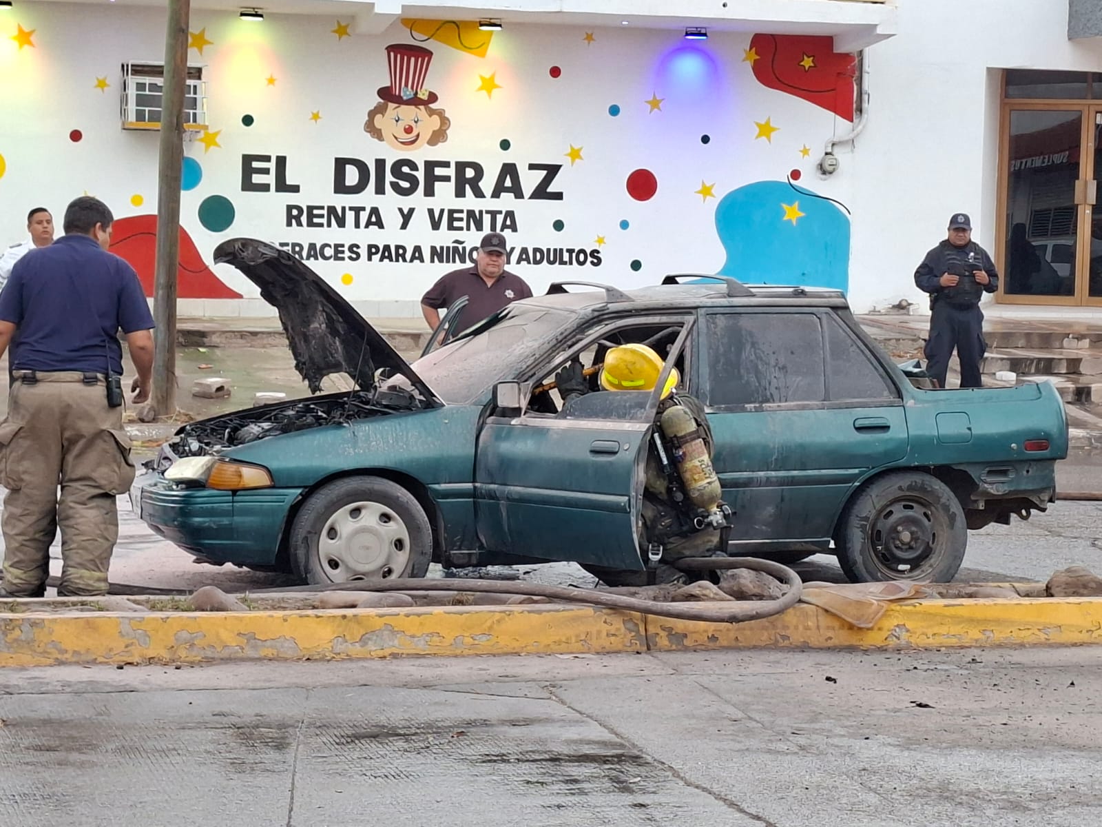 Se incendia carro en Los Mochis