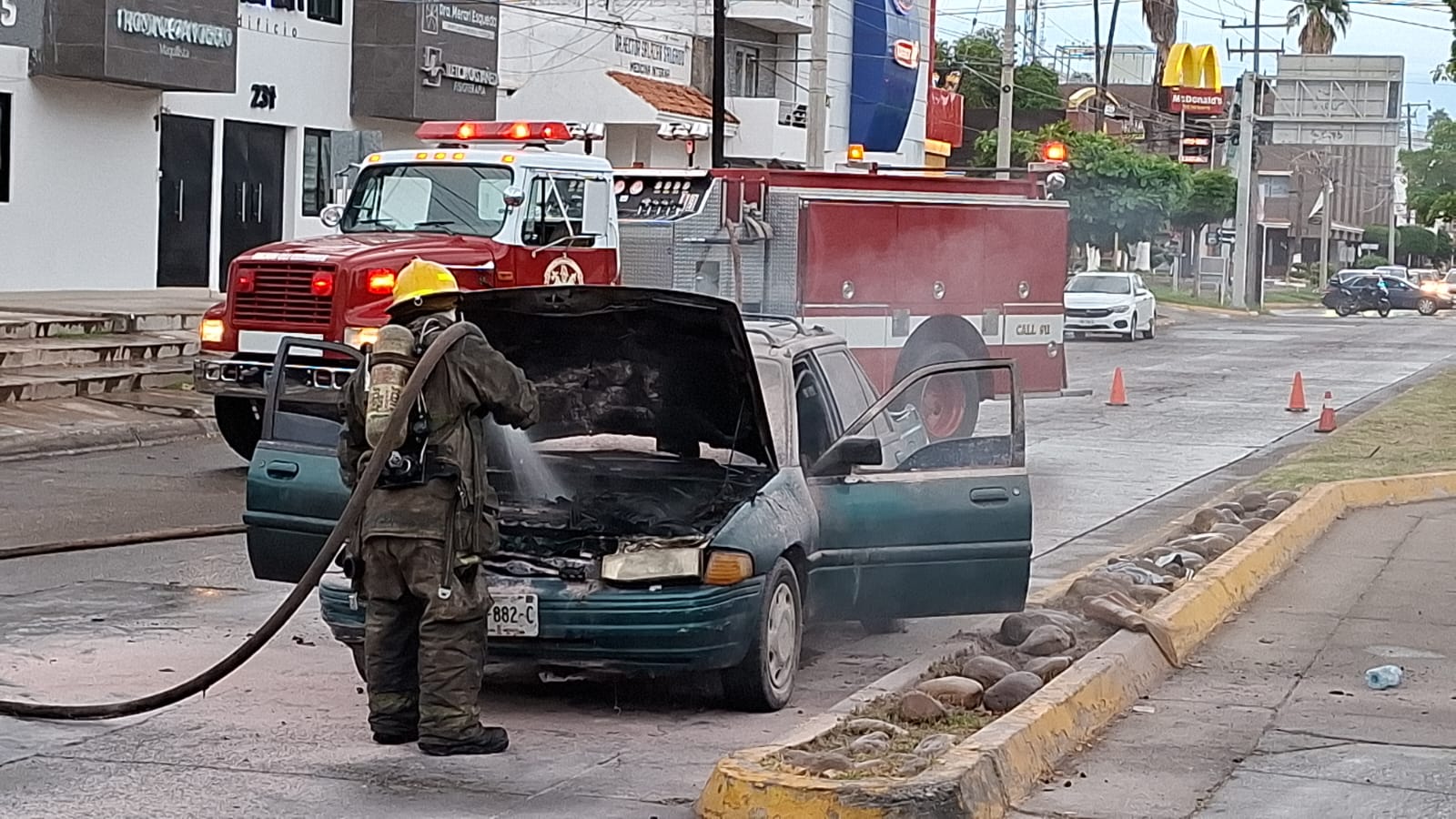 Se incendia carro en Los Mochis
