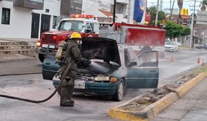 Se incendia vehículo por el bulevar Rosales en Los Mochis