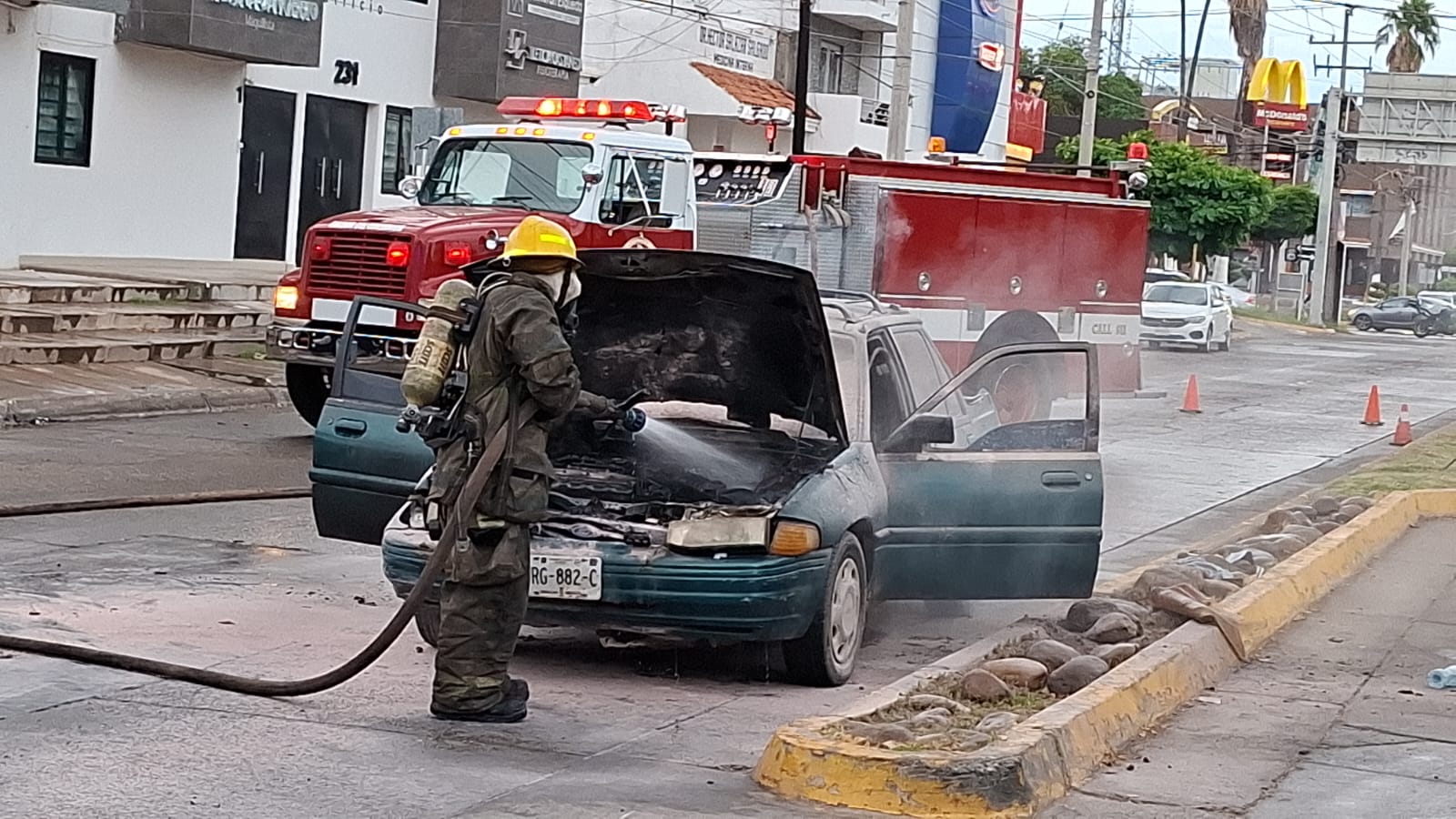 Se incendia carro en Los Mochis
