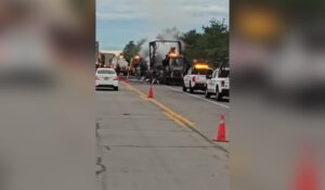 Tráiler y su mercancía quedan reducidos a cenizas tras incendio en carretera Villa Unión-El Rosario