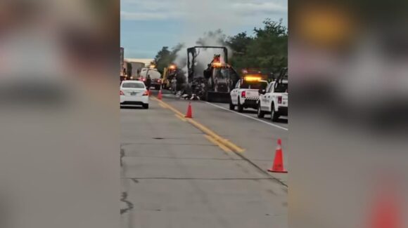 Tráiler y su mercancía quedan reducidos a cenizas tras incendio en carretera Villa Unión-El Rosario