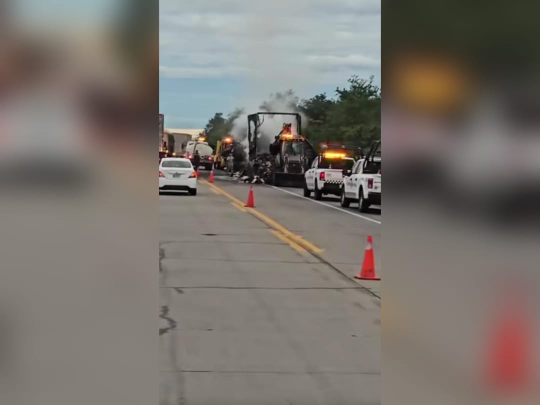 Se incendia trailer y su mercancia en Mazatlán