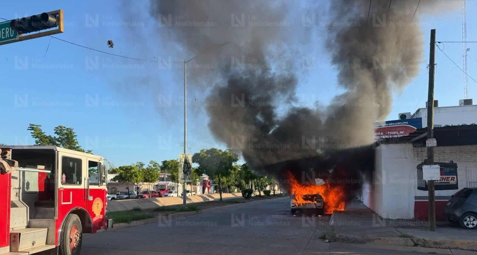 Se incendia vagoneta en el sector Cuauhtémo, en Los Mochis, Sinaloa