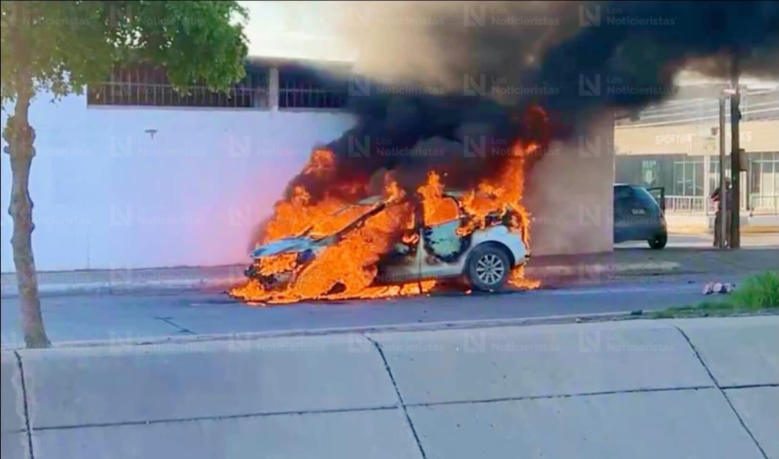 Se incendia vagoneta en el sector Cuauhtémo, en Los Mochis, Sinaloa