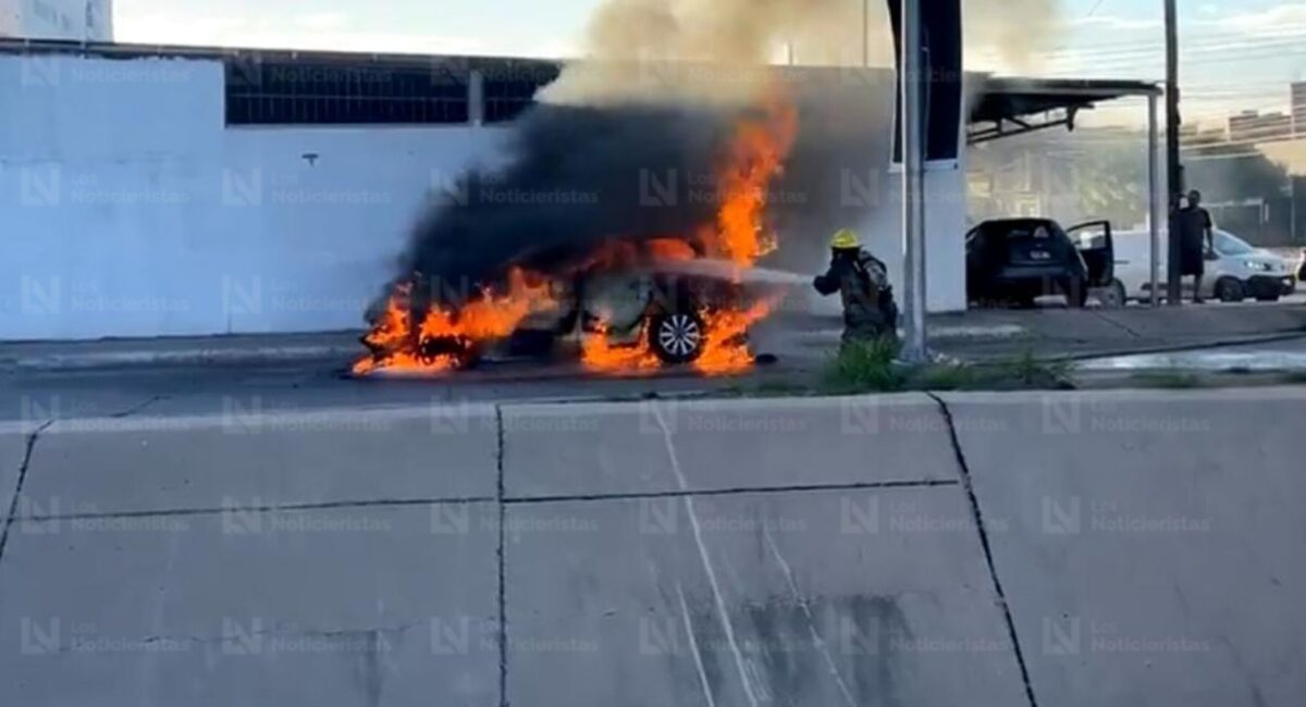 Se incendia vagoneta en el sector Cuauhtémoc,  en Los Mochis, Sinaloa