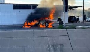 Se incendia vagoneta en el sector Cuauhtémoc,  en Los Mochis, Sinaloa