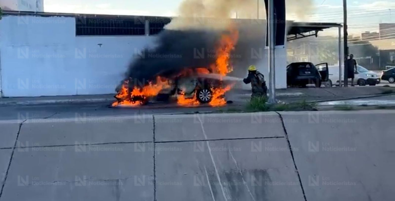 Se incendia vagoneta en el sector Cuauhtémo, en Los Mochis, Sinaloa