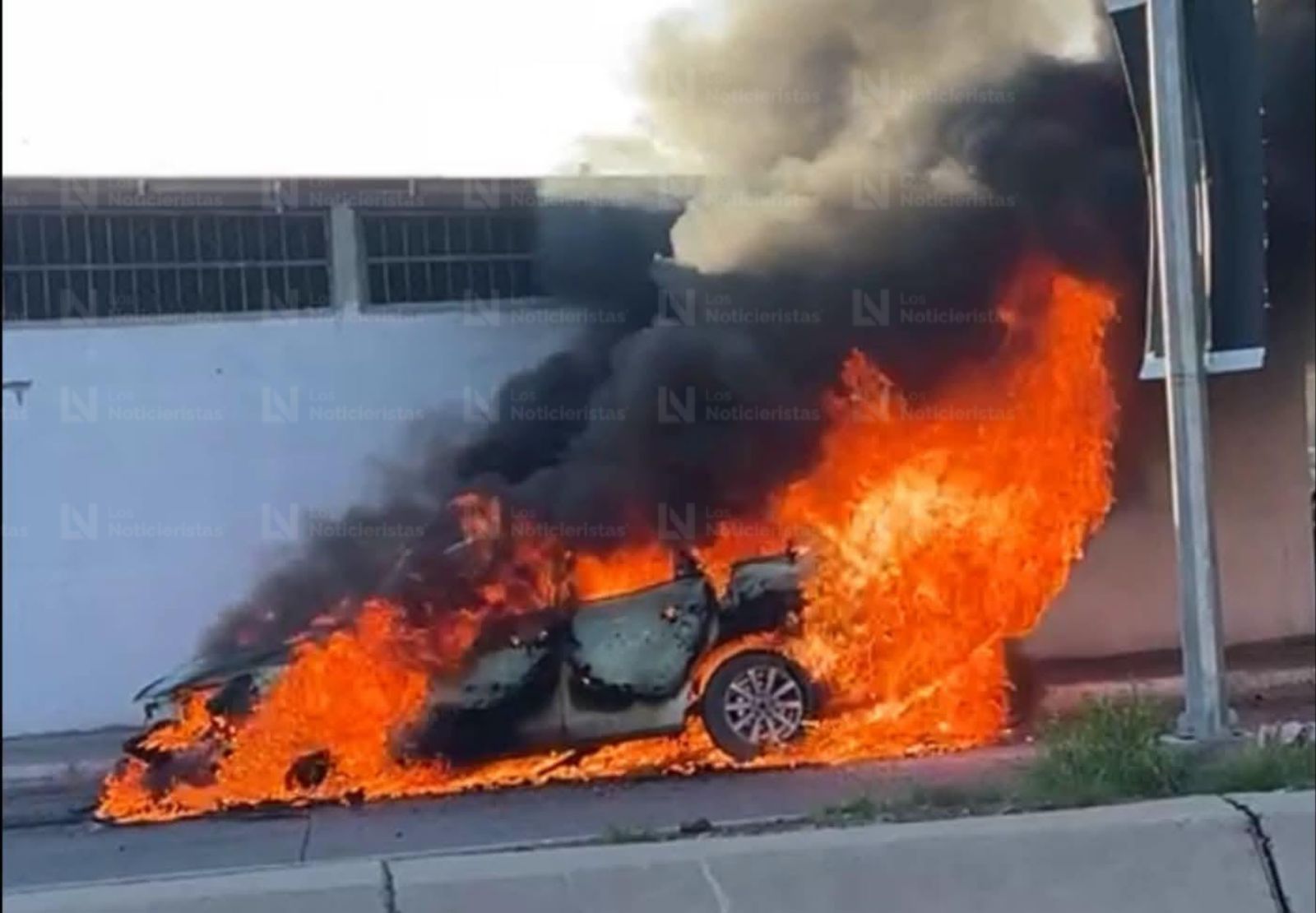 Se incendia vagoneta en el sector Cuauhtémo, en Los Mochis, Sinaloa