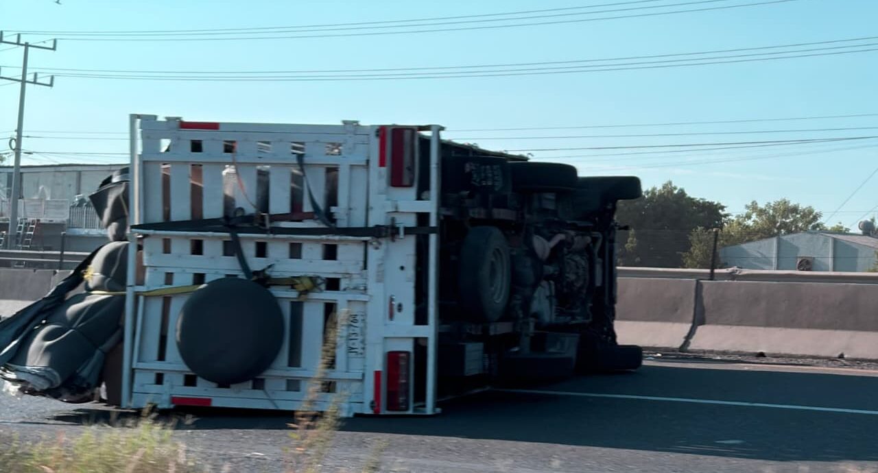 Se registra volcadura de un tractocamión en la México 15 y Juan José Ríos