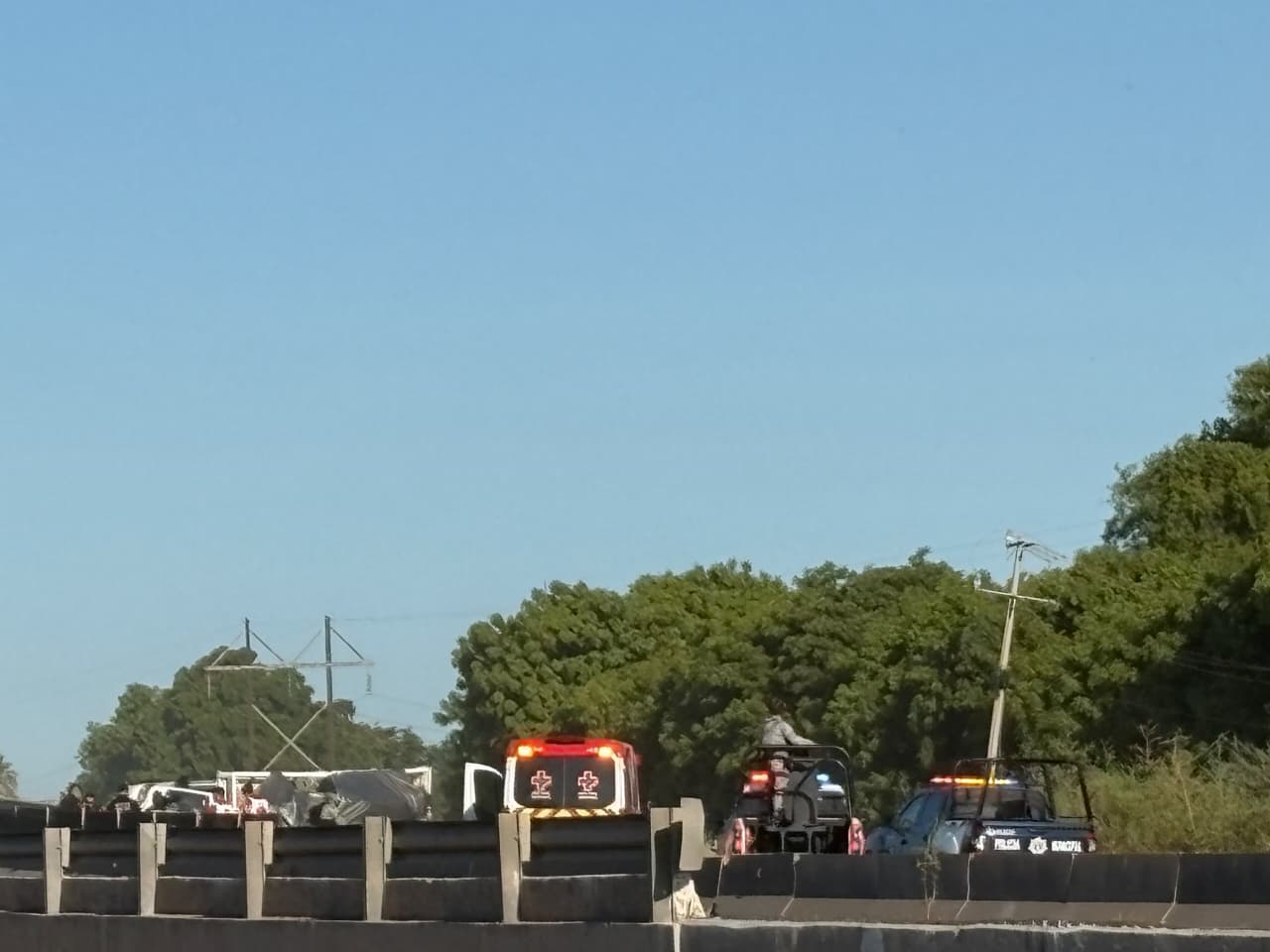 Se registra volcadura de un tractocamión en la México 15 y Juan José Ríos