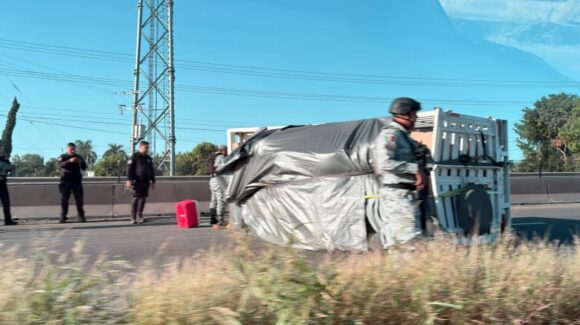 Se registra volcadura de un tractocamión en la México 15 y Juan José Ríos, Sinaloa