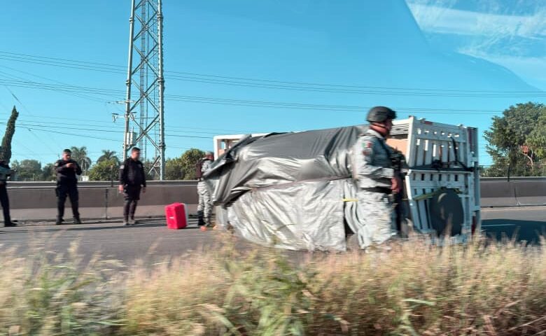 Se registra volcadura de un tractocamión en la México 15 y Juan José Ríos