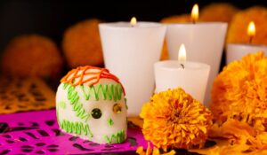 Día de Muertos 2026: ¿Por qué se coloca una vela blanca en la ofrenda y qué significado tiene este elemento?