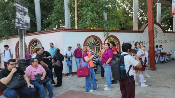 Toman padres de familia la ETI 28 en Guasave; exigen cuentas de cuotas escolares