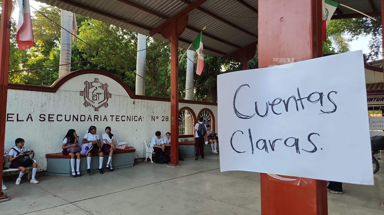 Toman padres de familia la ETI 28 en Guasave; exigen cuentas de cuotas escolares