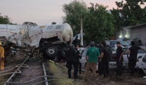 Tren impacta y arrolla más de 1 km tráiler con cisternas de combustible en el sector Feria Ganadera de Culiacán, Sinaloa