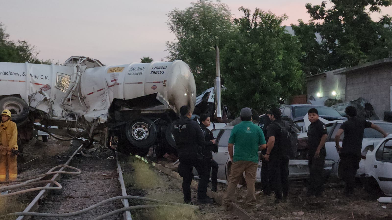 Tren arrolla cisterna de combustible