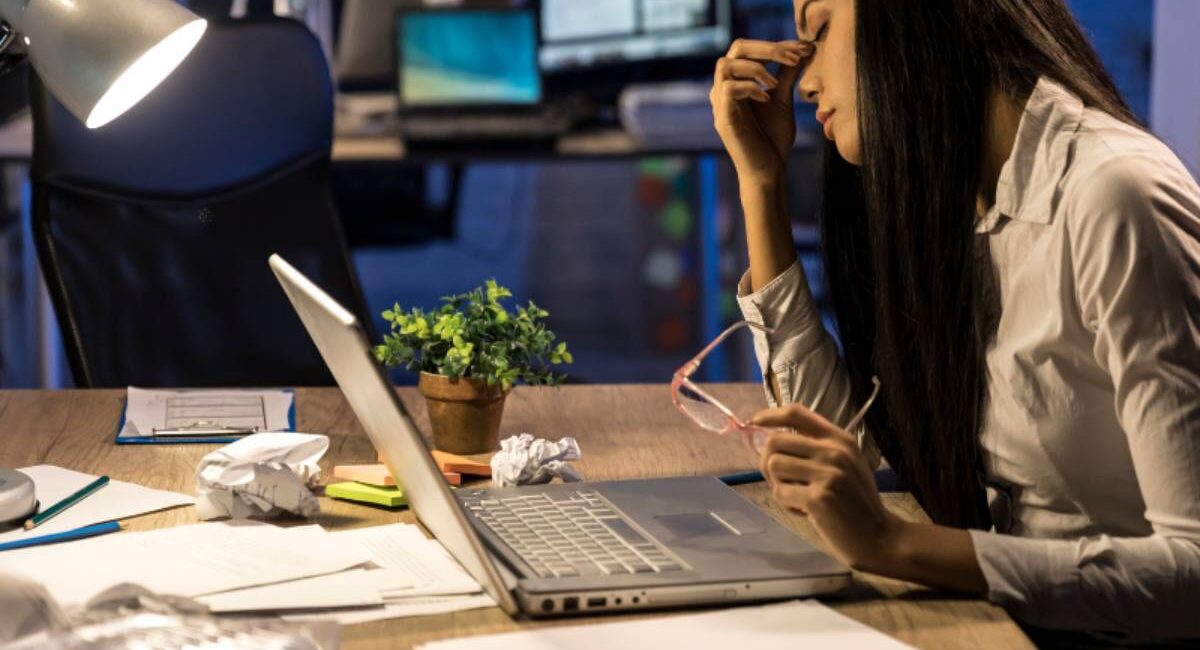 Trabajar de noche podría afectar tu salud: estos son los riesgos del turno nocturno