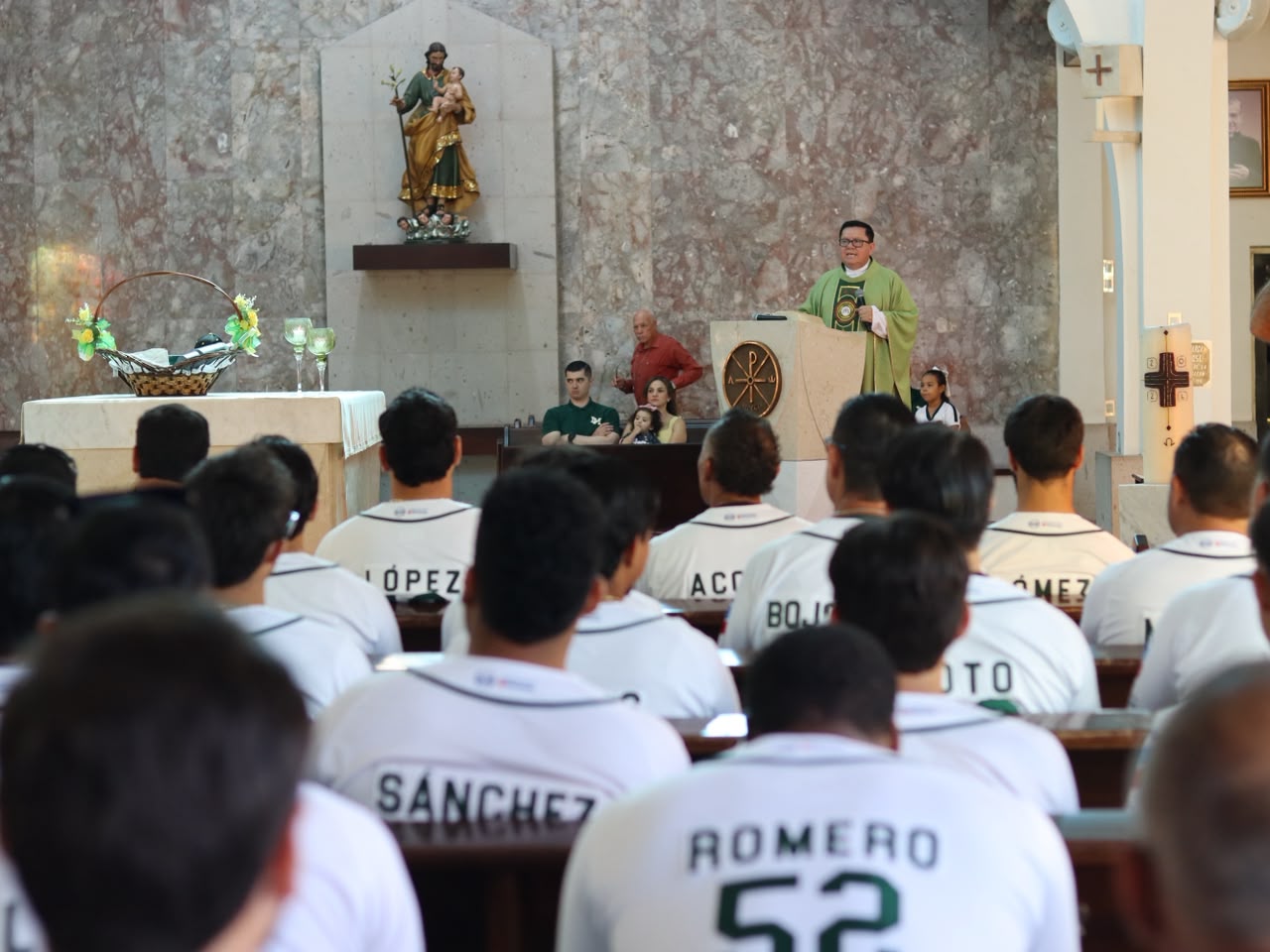 Cañeros de Los Mochis en misa previo al arranque de la LMP
