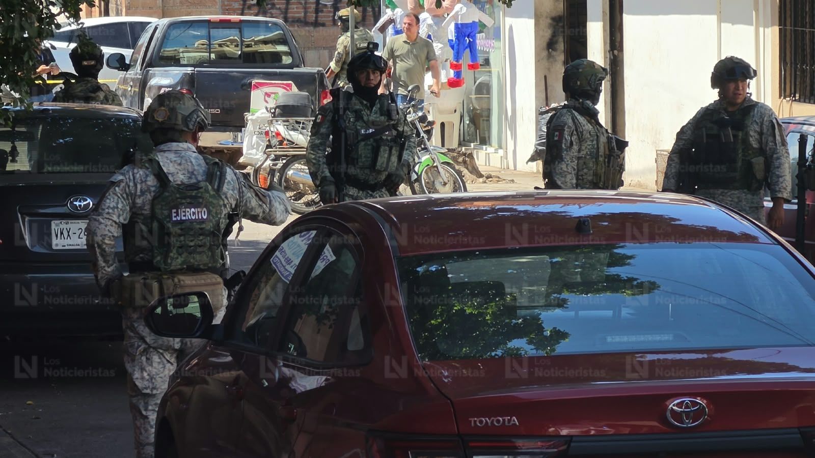 Abandonan cadáver emplayado a espaldas de la estación central de bomber