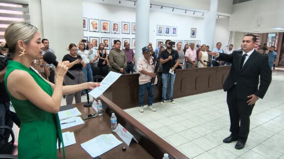 Abraham Alfonso Ávalos Osuna asume la Secretaría del Ayuntamiento de Mazatlán tras renuncia de Moisés Ríos