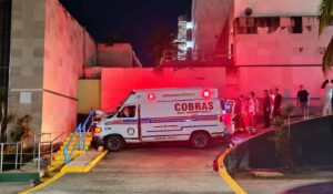 ¡Menos mal no llevaba paciente! Ambulancia se estampa contra pared de Urgencias del IMSS en Mazatlán, Sinaloa