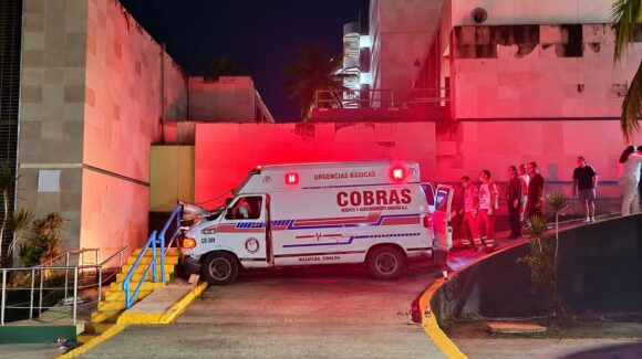 ¡Menos mal no llevaba paciente! Ambulancia se estampa contra pared de Urgencias del IMSS en Mazatlán, Sinaloa