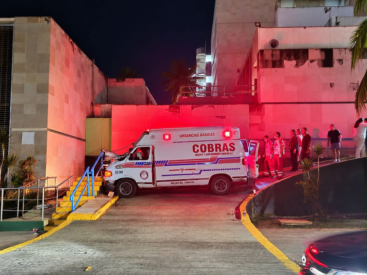 ¡Menos mal no llevaba paciente! Ambulancia se estampa contra pared de Urgencias del IMSS en Mazatlán, Sinaloa