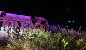 Conductor que transportaba medicamentos queda volcado en Cuatro Caminos, El Fuerte, Sinaloa