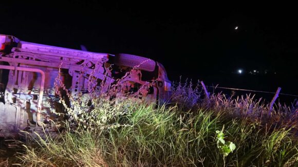 Conductor que transportaba medicamentos queda volcado en Cuatro Caminos, El Fuerte, Sinaloa