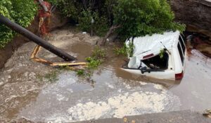 Identifican a jóvenes que cayeron en hoyo lleno de agua con su camioneta en Guasave; dos son menores