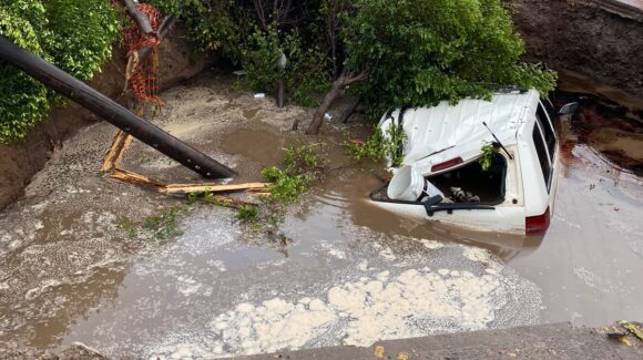Identifican a jóvenes que cayeron en hoyo lleno de agua con su camioneta en Guasave; dos son menores