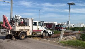 Camión ferroviario arrastra camioneta en Marina Mazatlán; mujer resulta lesionada en el choque