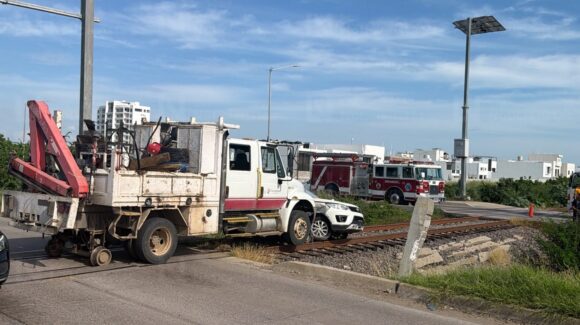 Camión ferroviario arrastra camioneta en Marina Mazatlán; mujer resulta lesionada en el choque