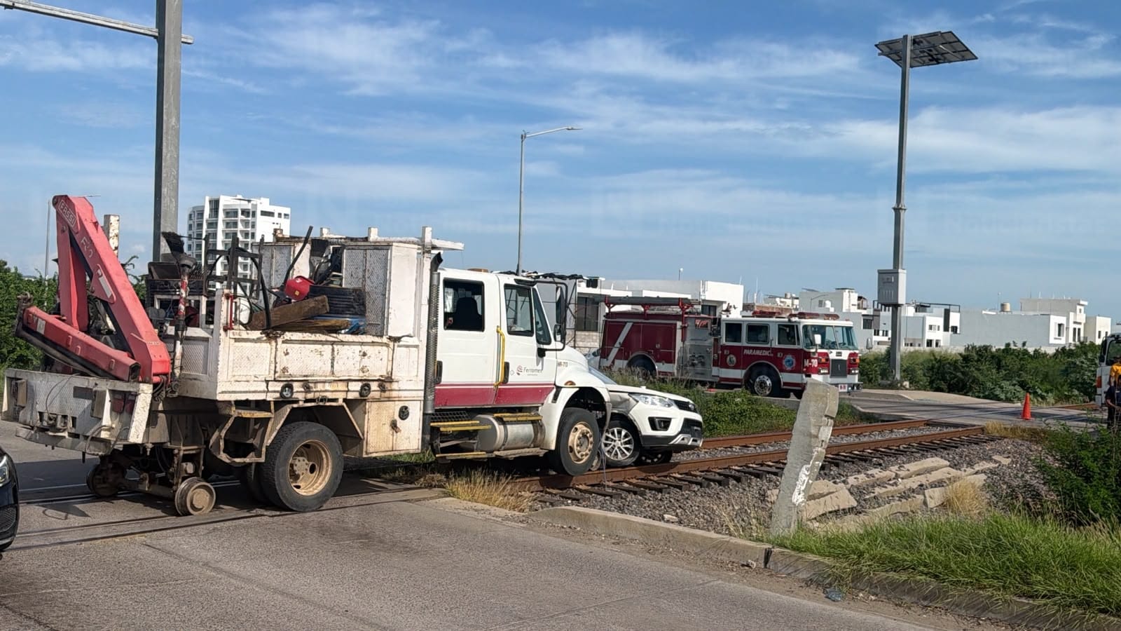 Camión ferroviario arrastra camioneta en Marina Mazatlán; mujer resulta lesionada en el choque