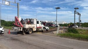 Camión ferroviario arrastra camioneta en Marina Mazatlán; mujer resulta lesionada en el choque